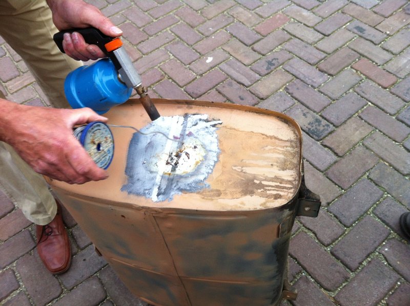 Tank voorbehandelen met plak en tin.