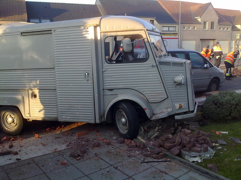 1981: diesel, ex brandweerwagen, goeie kabine, werd aangereden <br />langs achter, chassis ok, 4 recente banden, was ,normaal gekeurd