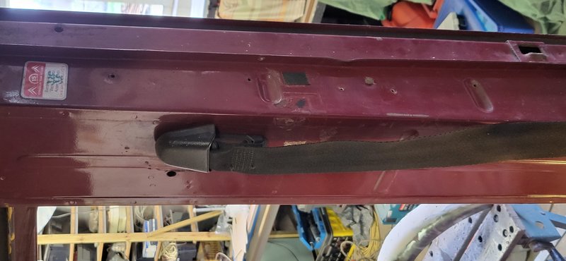 The right seat upper mounting