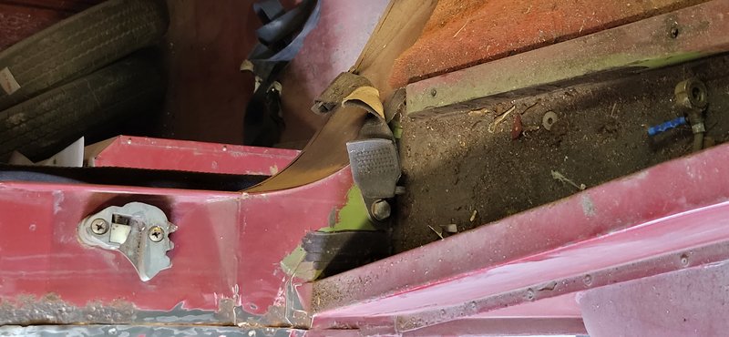 The right seat lower mounting